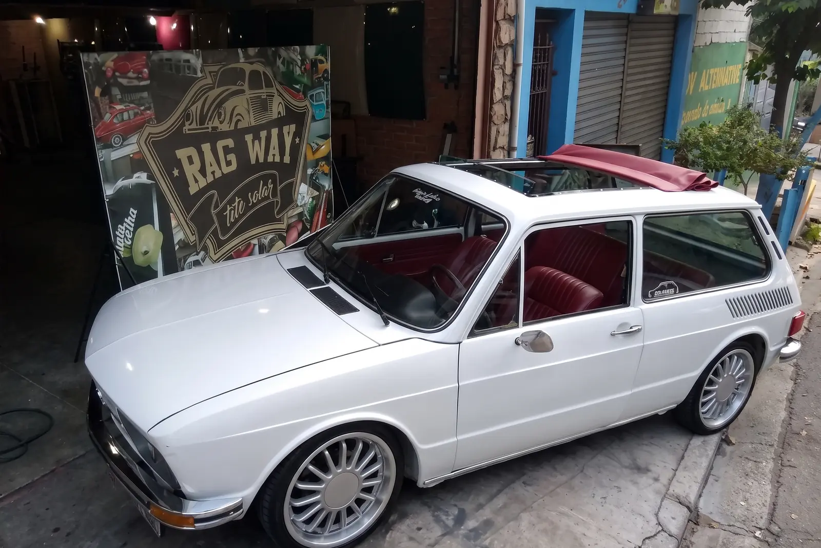Teto solar de lona personalizado para Volkswagen Brasília, com a lona vermelha recolhida sobre o teto